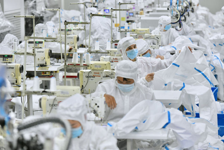 风雨无阻向前进!写在全国疫情防控阻击战取得重大战略成果之际