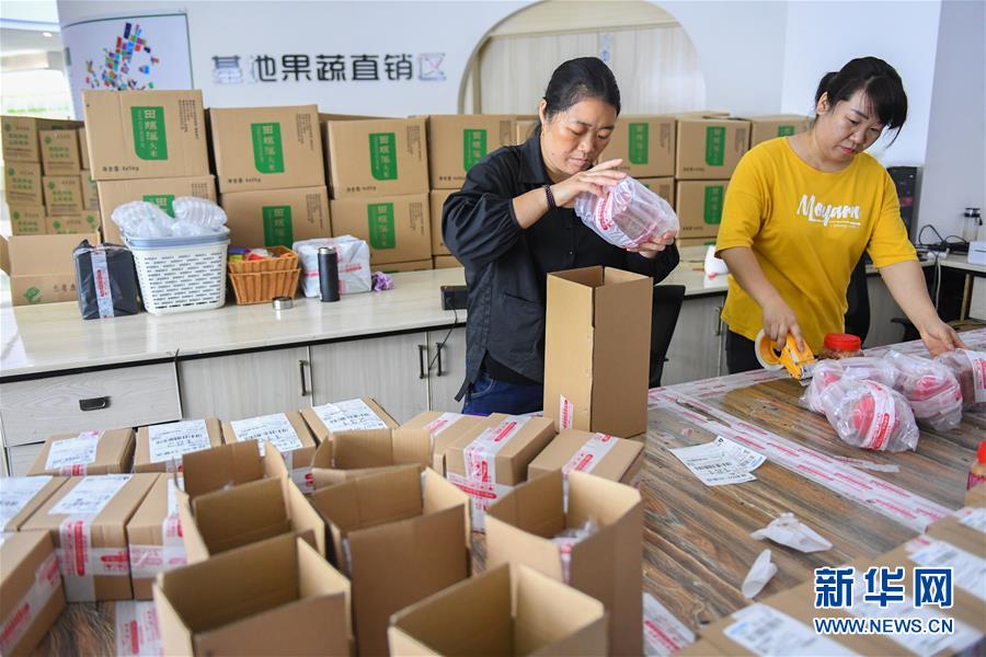 (社会)(1)湖南浏阳:电商扶贫铺就农民致富路