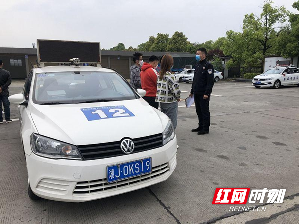 图五：民警耐心讲解考试须知.jpg