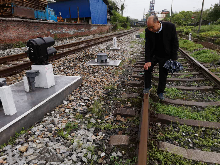 掉落3月20日下午17:05分左右,东江街道铁路护路中心巡防队员李仁辉,李