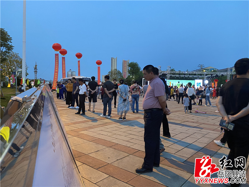 市民参观宣传展板 .jpg