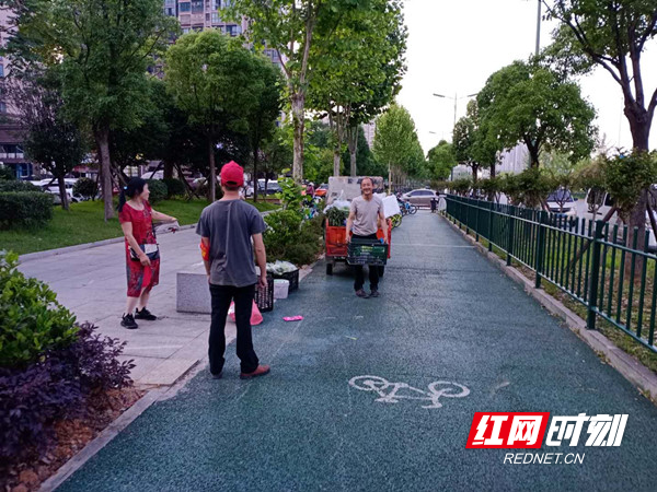 志愿者对占道经营的商户进行劝阻.jpg