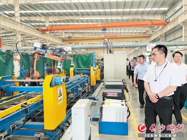 　　近百家企业代表参观晟通铝模的生产线。