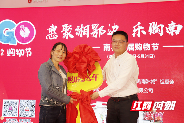 南县县长孔令强（右一）为“你购房，我送车”幸运中奖者颁奖_副本.jpg