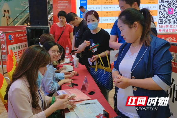 南县居民周女士喜中12880元免单大奖，正在拿发票兑奖_副本.jpg