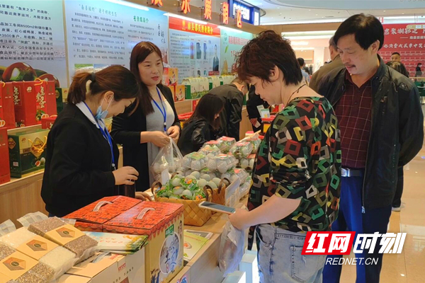 消费者在南县名特优新产品展销区进行购物_副本.jpg