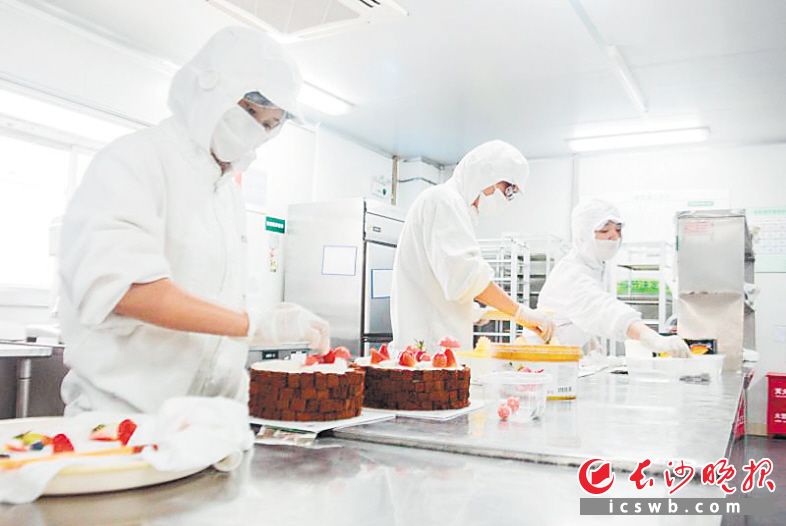 　　←在隆平高科技园，企业加足马力生产。　　芙蓉区委宣传部供图
