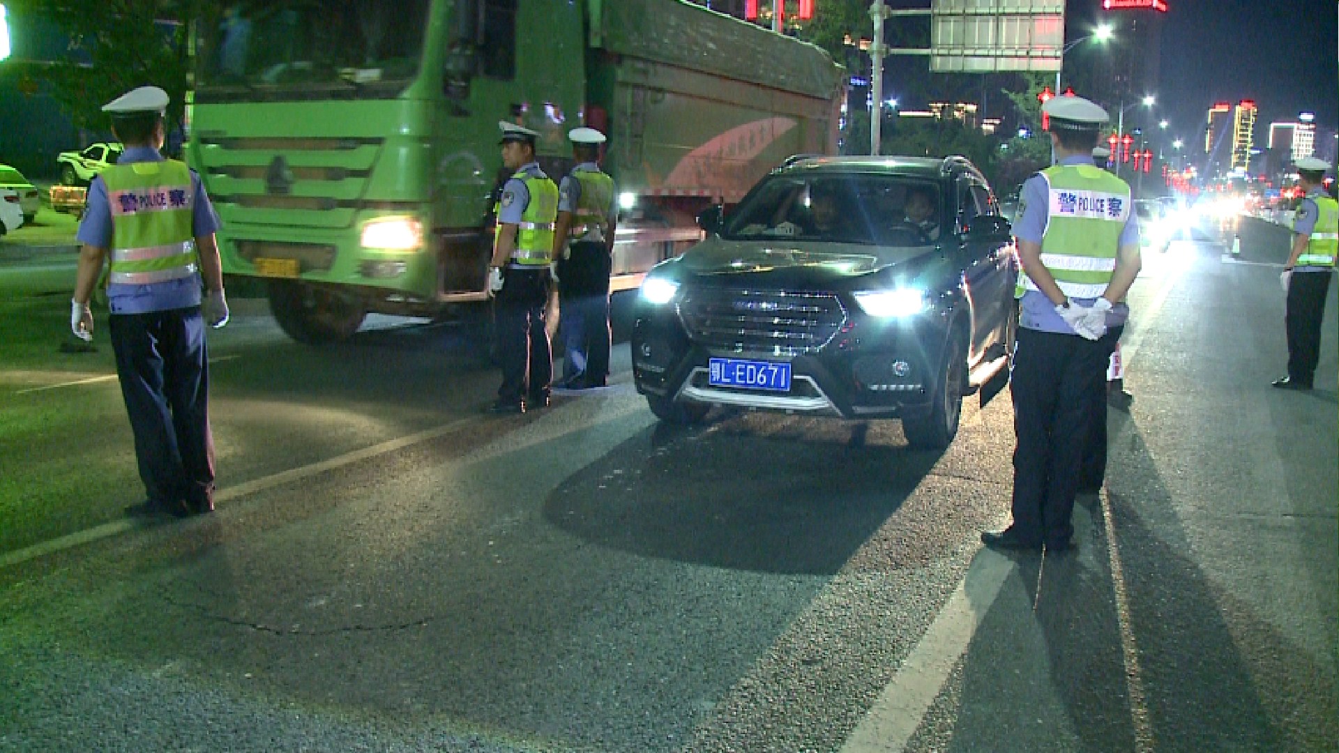 市公安交警异地用警打击交通违法行为