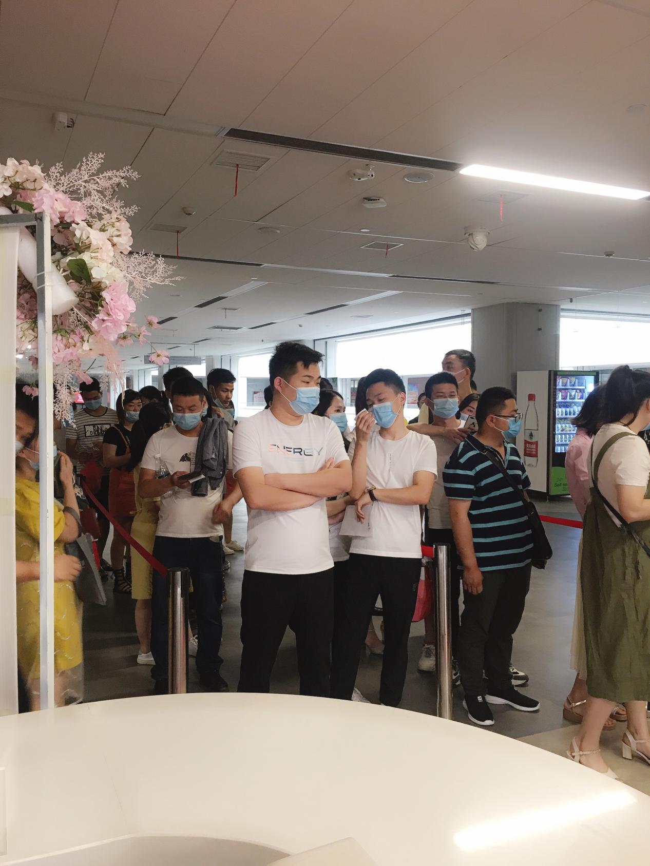 在华容县阳光政务大厅婚姻登记服务区,也迎来忙碌的一天,上班时间还没