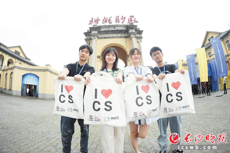 　　参加路演活动的青年代表在裕湘纱厂前合影留念。