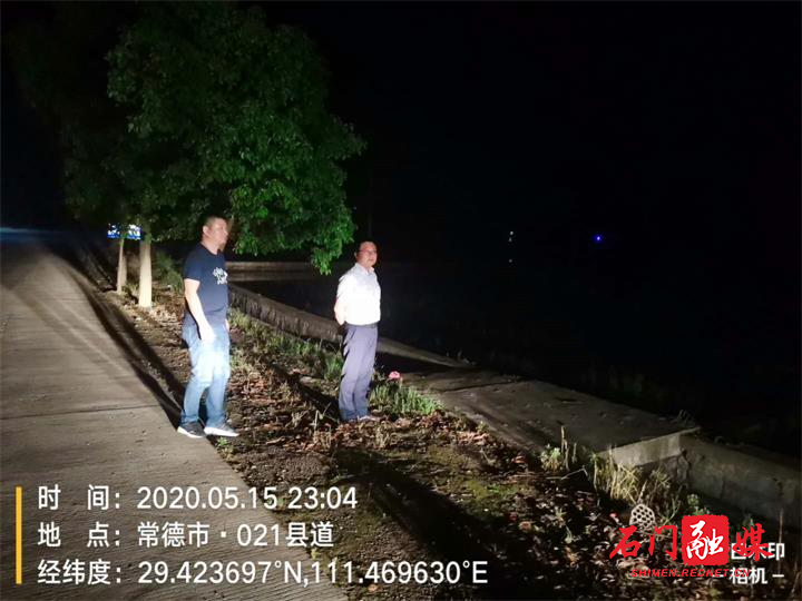 生态环境部门对重点区域进行夜间巡查.jpg