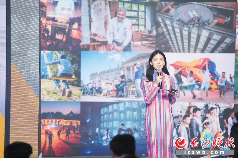 路演活动现场，主持人在介绍大银幕上的往届论坛情况。