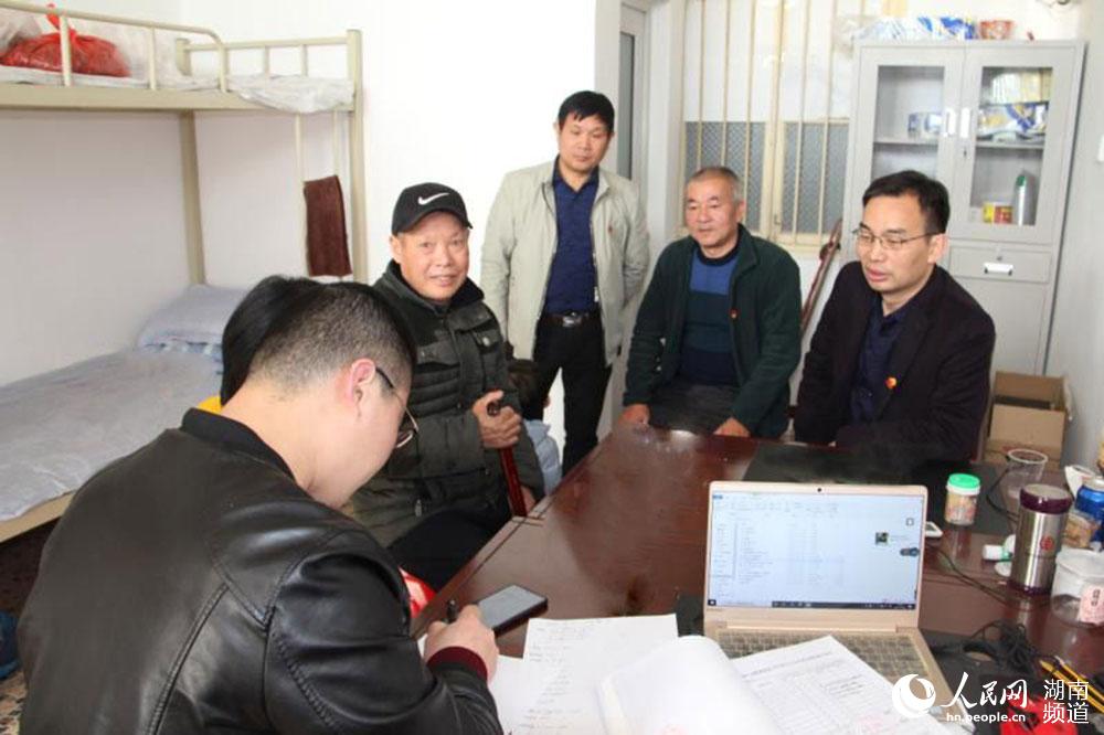 雷锋街道党工委书记金胜利(右一)接待来访群众,与群众交心.黄尧摄