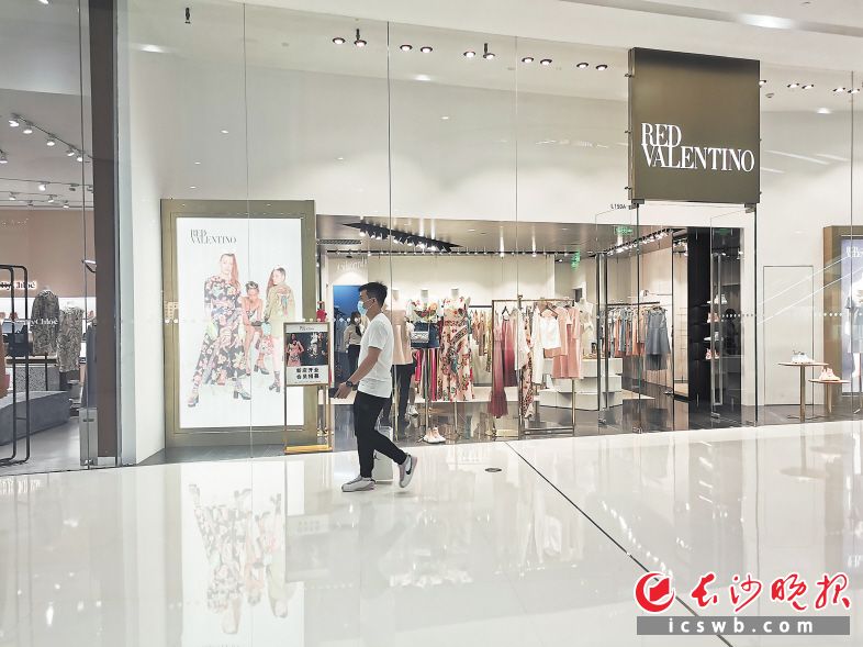 　　长沙国金中心近日开出的湖南首店Red Valentino。