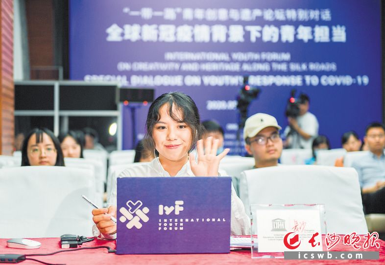 　　长沙青年代表刘小溪在特别对话活动上发言，处在长沙会场的她向各国青年代表发出疫情结束后的团聚邀请。均为长沙晚报全媒体记者黄启晴 摄