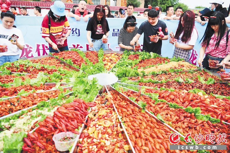 　　直径3米的小龙虾大拼盘，让现场近千市民游客一饱口福。长沙晚报通讯员 彭红霞 摄