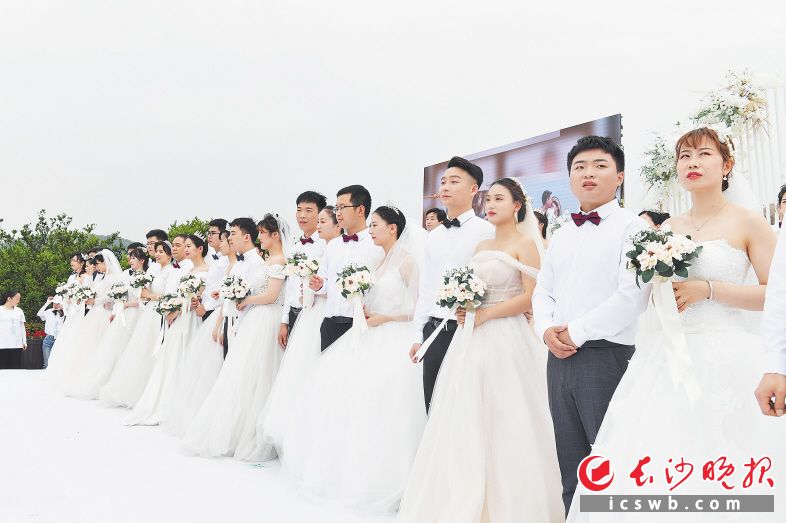 　　5月20日，“我爱白衣天使”医务人员集体婚礼在橘子洲头举行。长沙晚报全媒体记者 王志伟 摄