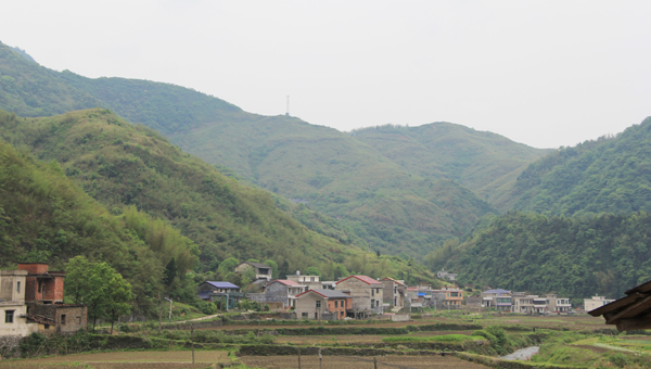 四面环山风光如画的月山村.jpg