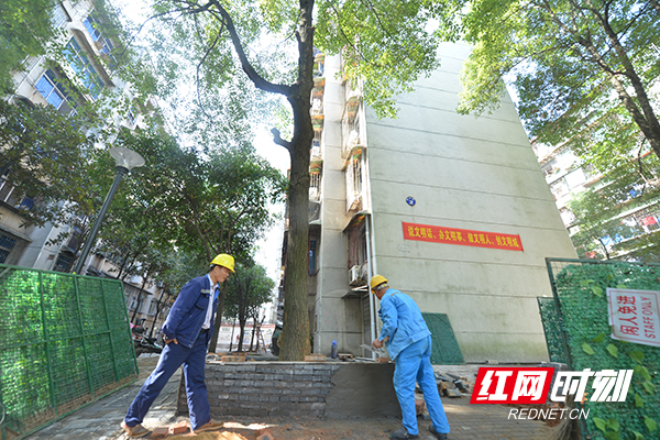 黄河北路一老旧小区正在改造中.jpg