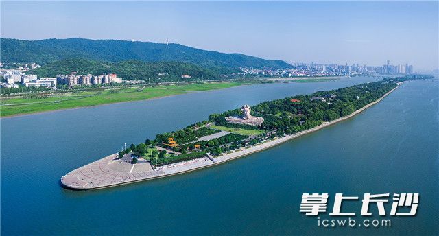 湘江两岸的夏日如花灿烂，阳光下的橘子洲头，早已恢复了往日的面貌，市民和游客前来享受初夏的清凉。 长沙晚报全媒体记者 罗杰科 摄