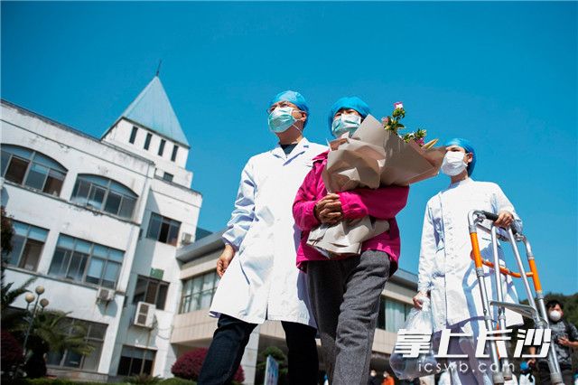 3月14日，日夜奋战54天后，长沙实现新冠肺炎在院确诊病例清零，699名参与救治的医护人员零感染，长沙市最后1名在院治疗确诊病例在长沙市公共卫生救治中心（长沙市第一医院北院）出院。