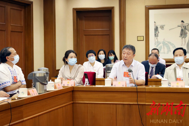 5月24日上午，湖南代表团在驻地继续分组审查计划报告和预算报告。湖南日报记者 罗新国.jpg