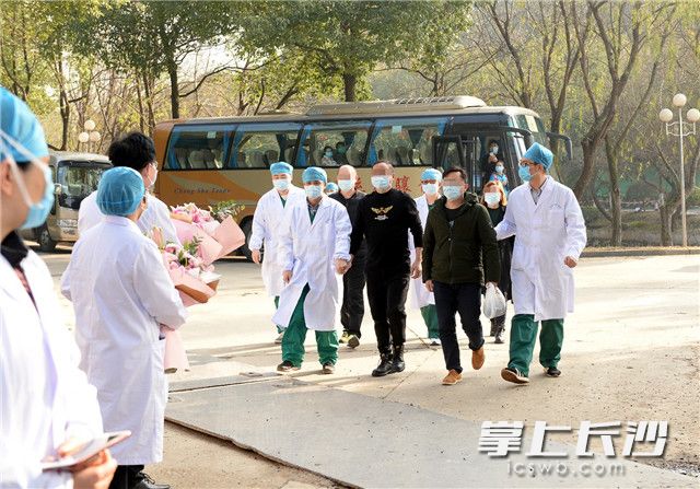 2月4日，长沙4名确诊病例集体出院。长沙晚报全媒体记者 石祯专 摄