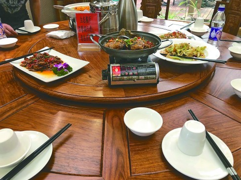 公筷公勺摆上桌,益阳现在流行这样吃饭