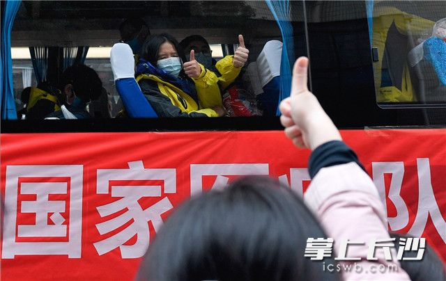 2月8日，湘雅二医院、湘雅三医院260人援鄂国家医疗队驰援武汉。图片均长沙晚报全媒体记者 邹麟 摄