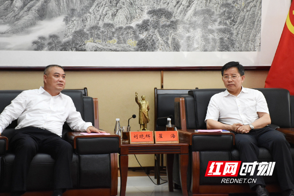 益阳市委书记瞿海（右）与来益考察的中铁五局集团有限公司总经理刘晓辉（左）一行座谈。12222222.jpg