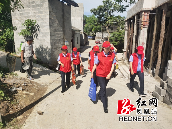 党员志愿者走访慰问服刑人员家属。.jpg