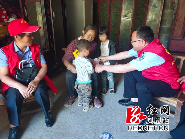 党员志愿者为服刑人员子女送上助学金。.jpg