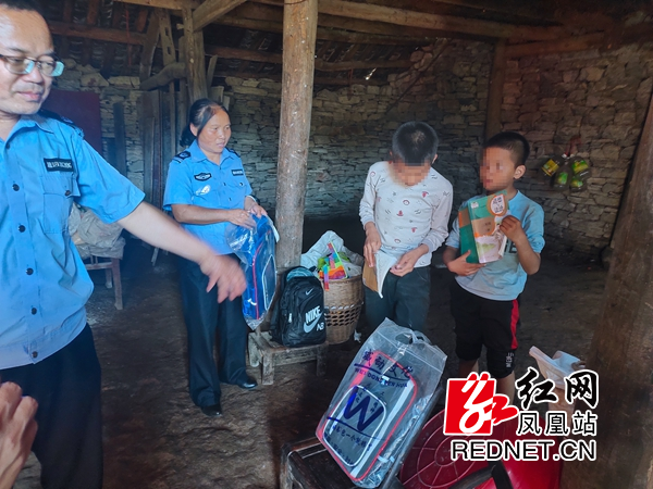 党员志愿者为服刑人员子女送上新书包。.jpg