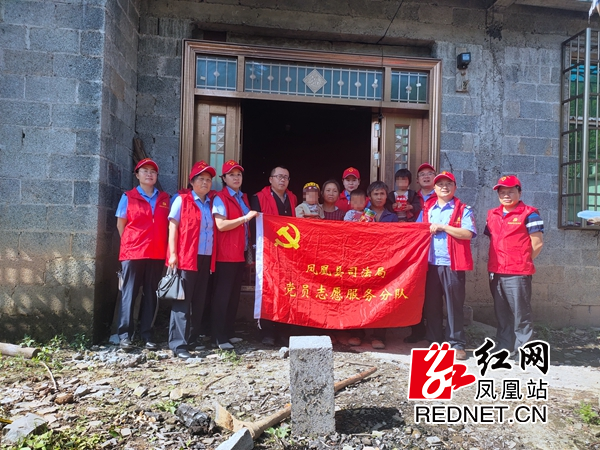 党员志愿者与服刑人员家属合影留念。.jpg