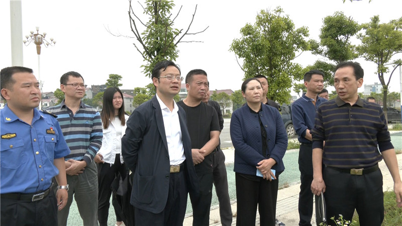 向秀亮实地调度怀熙府项目征拆工作.mp4_20200526_170912.388.jpg