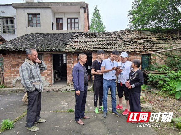 工作人员在农户家进行权籍调查。.marked.jpg