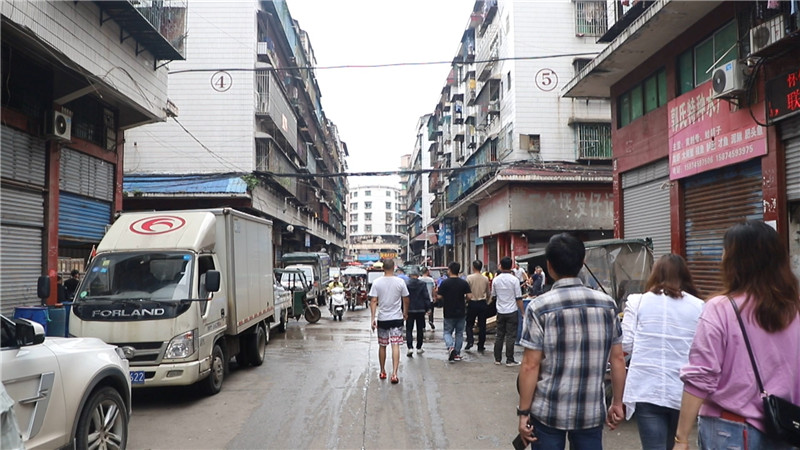 城中街道：开展酒厂巷水产品批发市场集中整治.mp4_20200527_154409.304.jpg