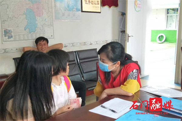 志愿者与受助儿童亲切交谈.jpg 志愿者与受助儿童亲切交谈.jpg