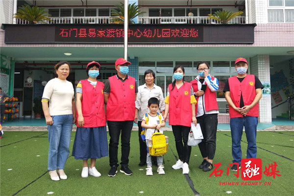 志愿者与受助儿童合影留念.jpg 志愿者与受助儿童合影留念.jpg