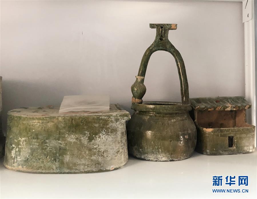 黄河边大型古墓群出土的秦汉时期的带釉陶瓷（5月23日摄）。  本文图片 新华社