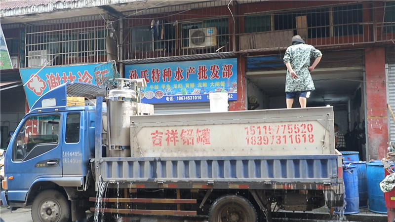 城中街道：开展酒厂巷水产品批发市场集中整治.mp4_20200527_154105.864.jpg