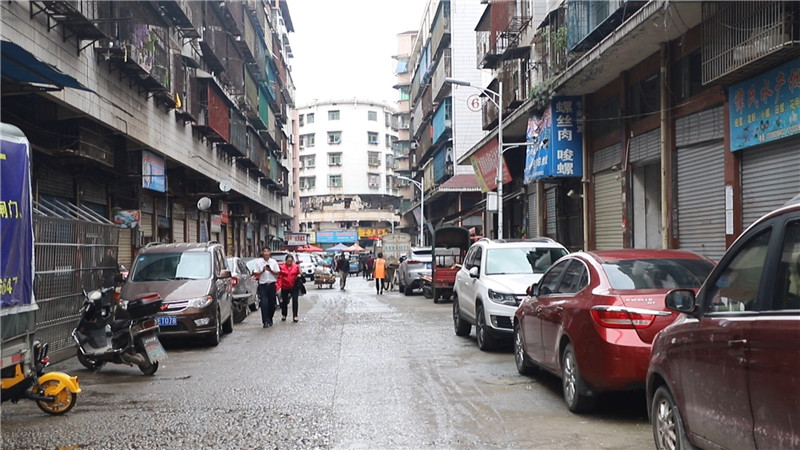 城中街道：开展酒厂巷水产品批发市场集中整治.mp4_20200527_154052.824.jpg
