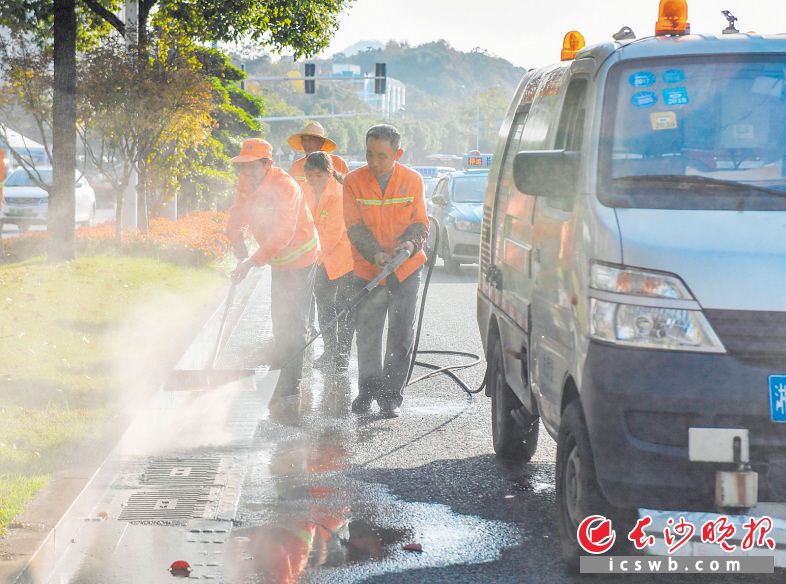 　　金星南路上，岳麓区环卫工人正在清扫路面。邹麟 摄