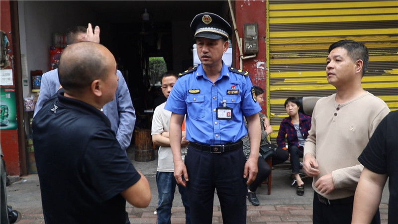 城中街道：开展酒厂巷水产品批发市场集中整治.mp4_20200527_154319.408.jpg