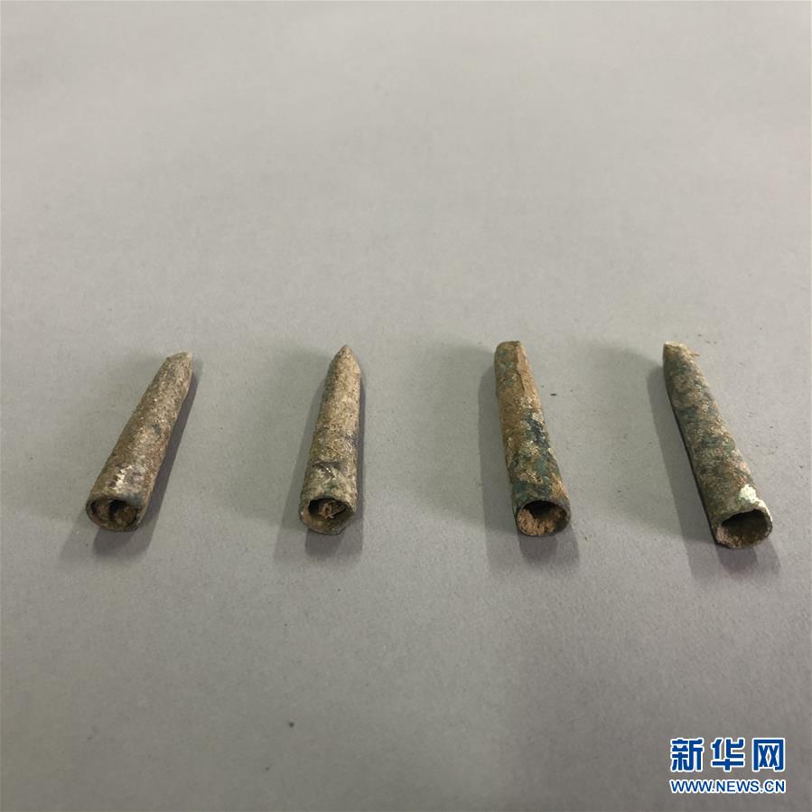 黄河边大型古墓群出土的一组青铜材质的笔帽（5月22日摄）。