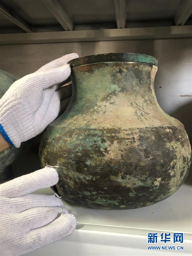 黄河边大型古墓群出土的一个带铭文的青铜器（5月23日摄）。