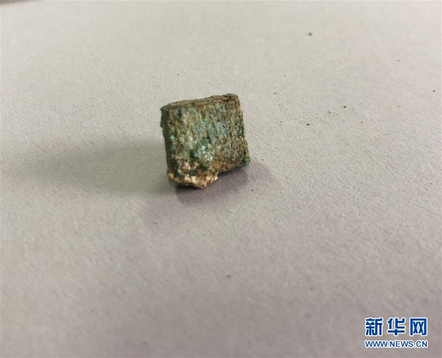 黄河边大型古墓群出土的一枚随墓主人下葬的铜印章（5月22日摄）。