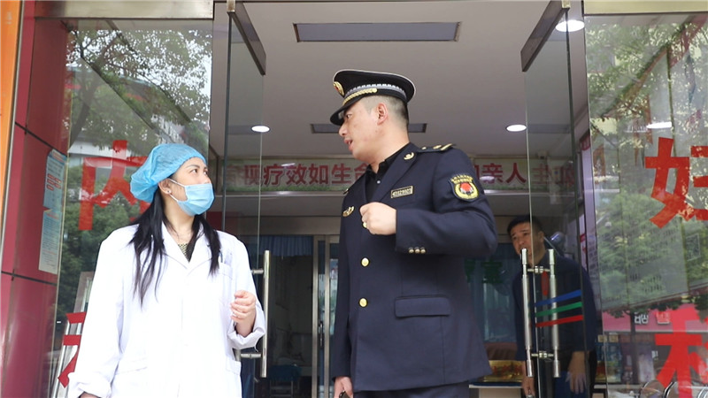 户外广告设施安全隐患排查 违规广告牌将限期拆除.mp4_20200528_151015.022.jpg