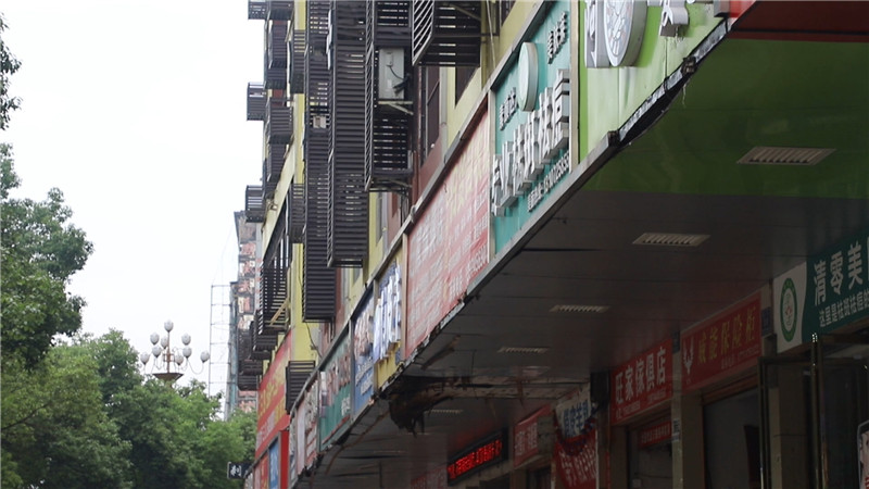 户外广告设施安全隐患排查 违规广告牌将限期拆除.mp4_20200528_151022.247.jpg