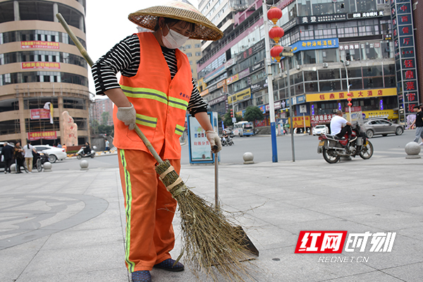 环卫工人正在清扫街道。.jpg